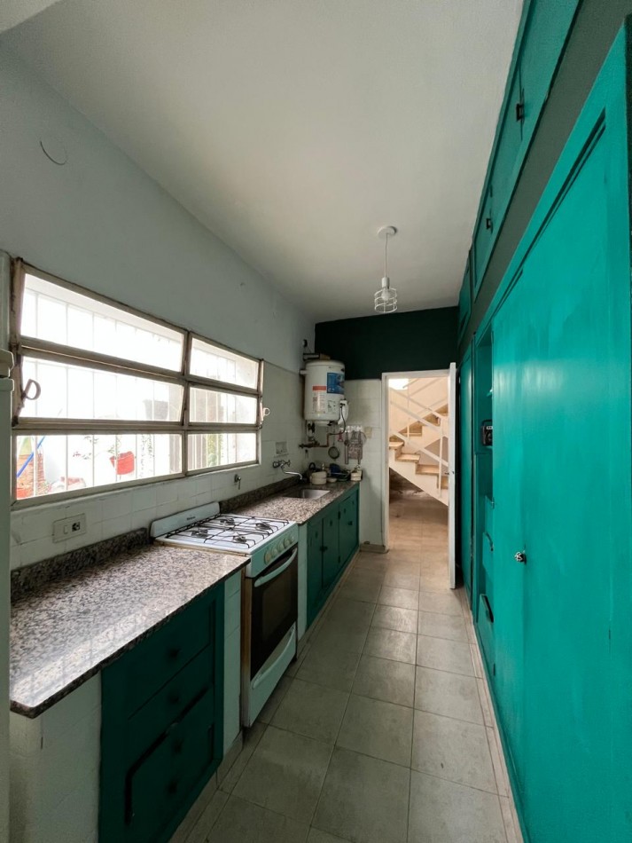 CASA AMPLIA B° COFICO - 4 DORMITORIOS - 2 BAÑOS - COCHERA - EN VENTA