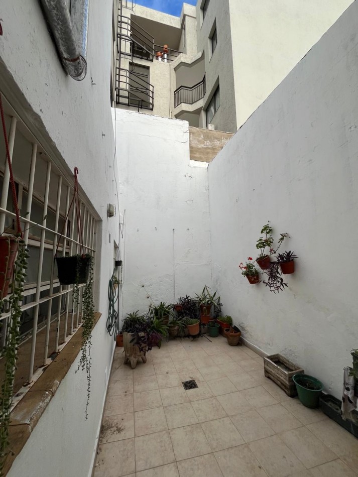 CASA AMPLIA B° COFICO - 4 DORMITORIOS - 2 BAÑOS - COCHERA - EN VENTA