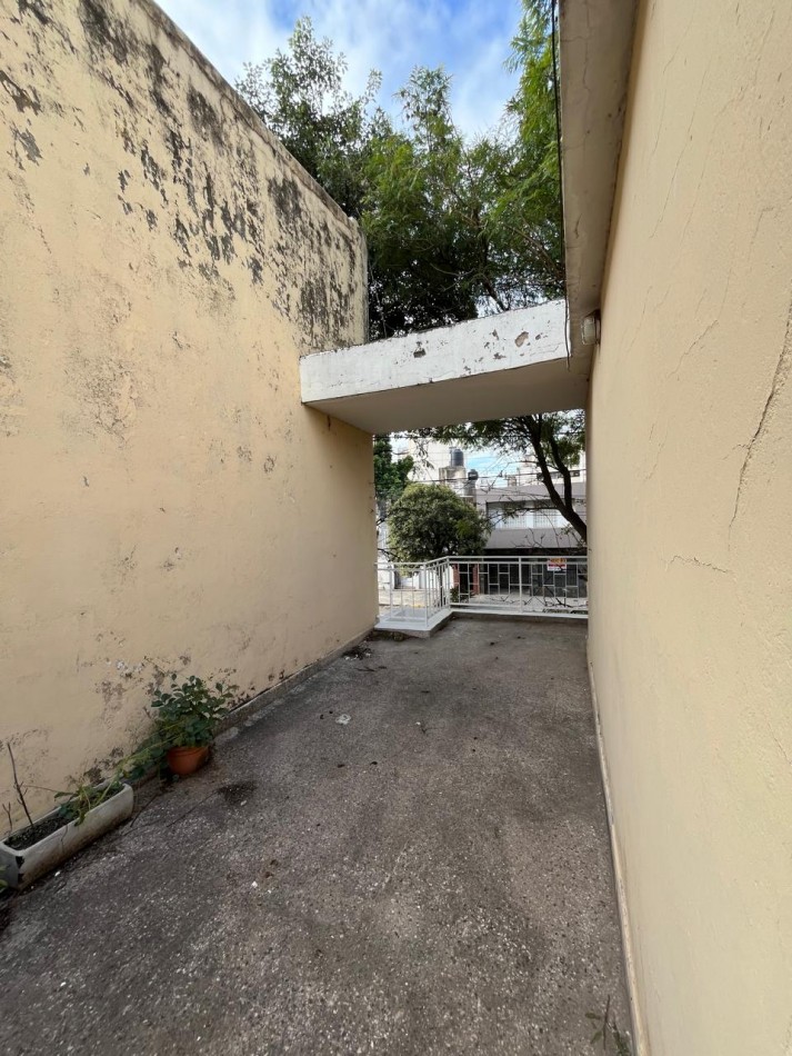 CASA AMPLIA B° COFICO - 4 DORMITORIOS - 2 BAÑOS - COCHERA - EN VENTA