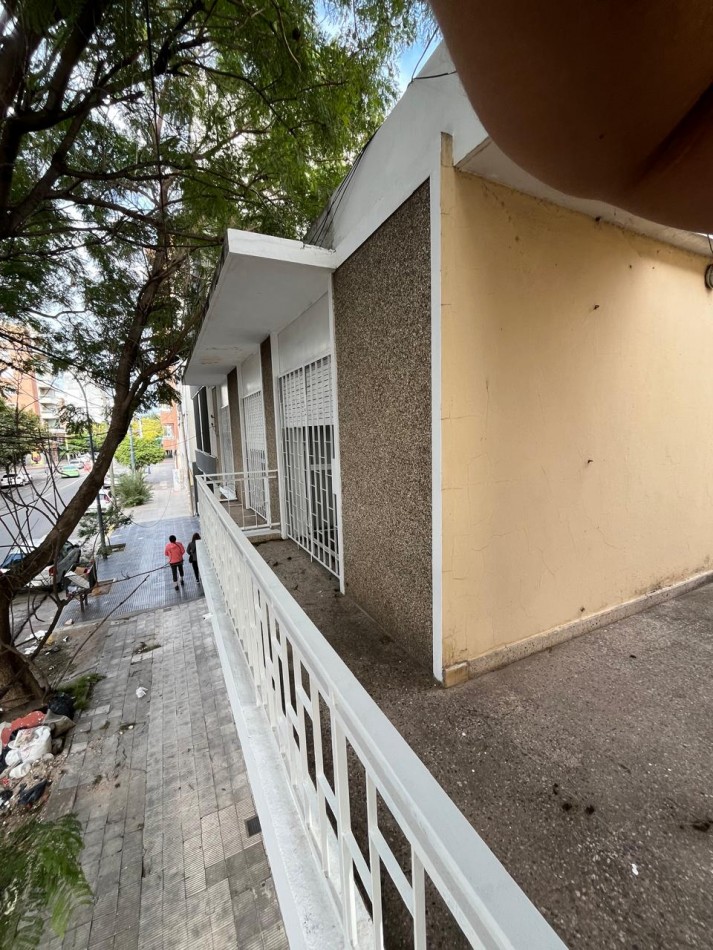 CASA AMPLIA B° COFICO - 4 DORMITORIOS - 2 BAÑOS - COCHERA - EN VENTA