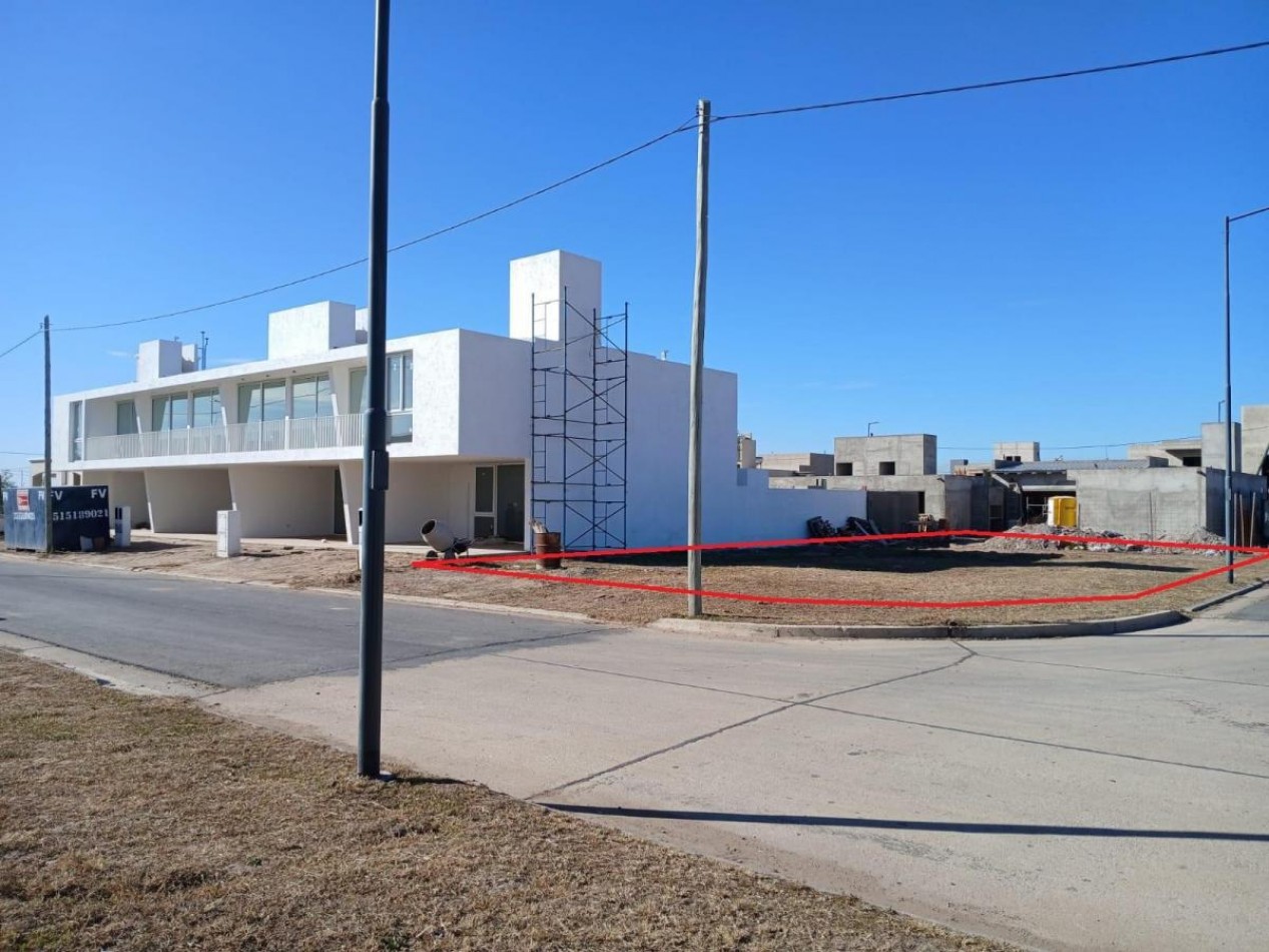 LOTE EN VENTA EN QUEBRADAS DE MANANTIALES 258M2 SEGURIDAD 24HS APTO DUPLEX