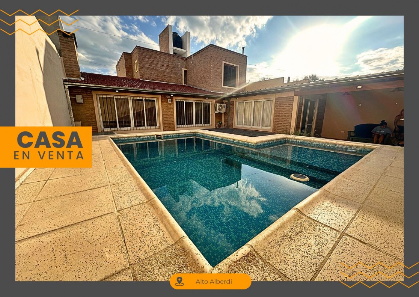 Casa en venta en Alto Alberdi - 3 dormitorios, patio con pileta y cochera doble