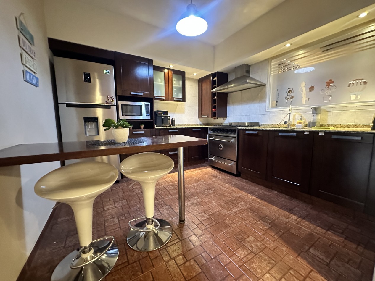 Casa en venta en Alto Alberdi - 3 dormitorios, patio con pileta y cochera doble