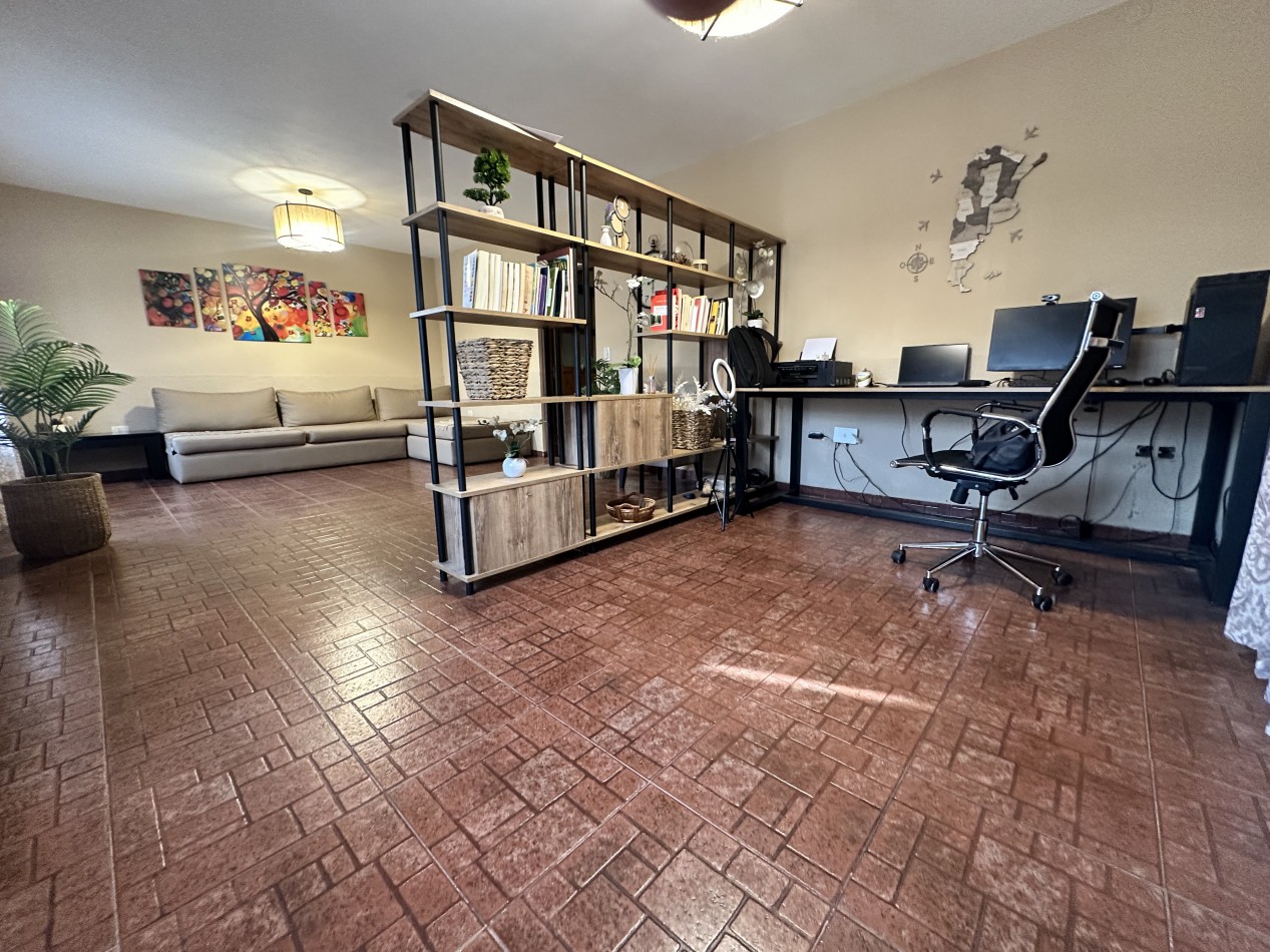 Casa en venta en Alto Alberdi - 3 dormitorios, patio con pileta y cochera doble