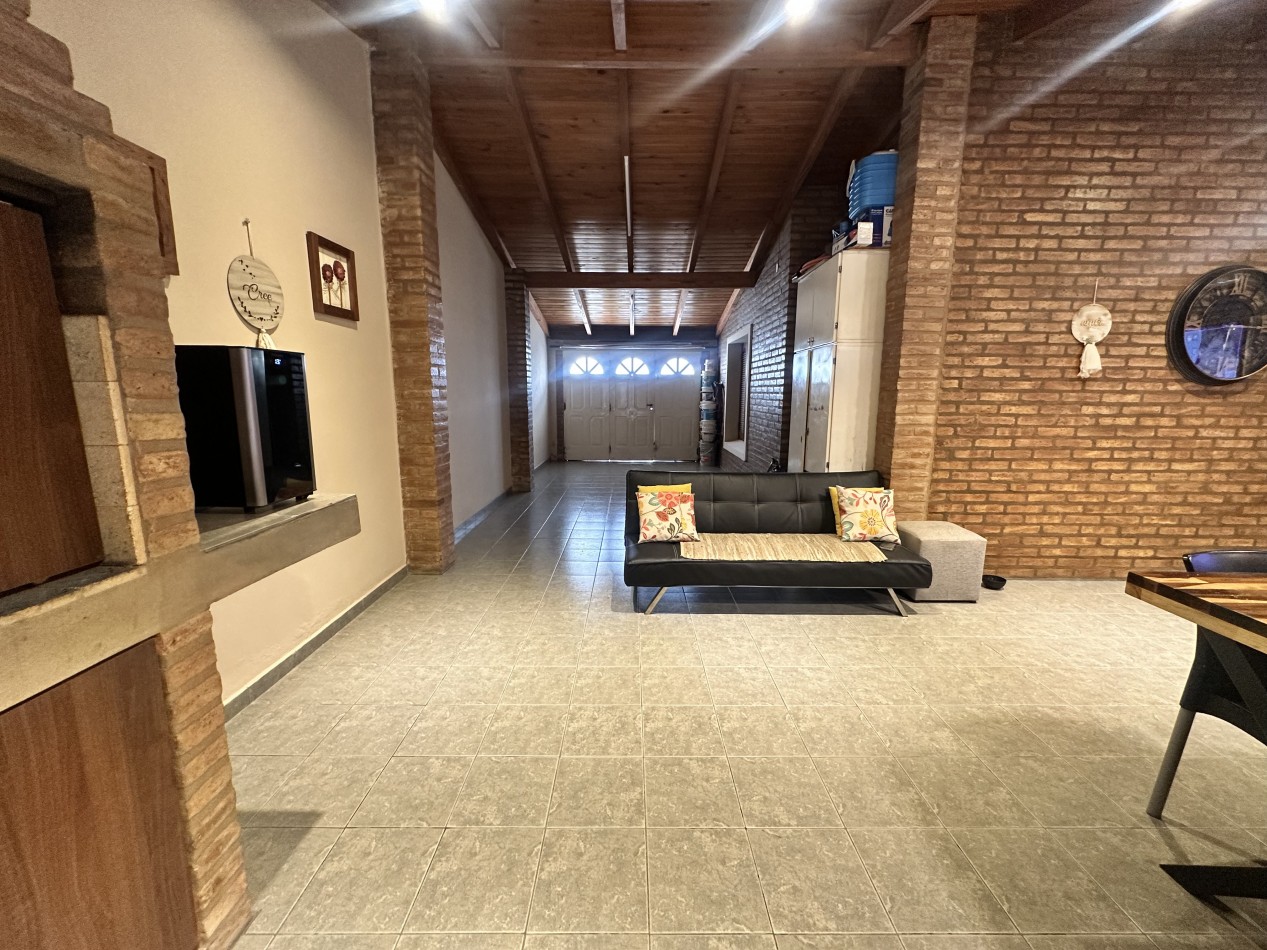 Casa en venta en Alto Alberdi - 3 dormitorios, patio con pileta y cochera doble