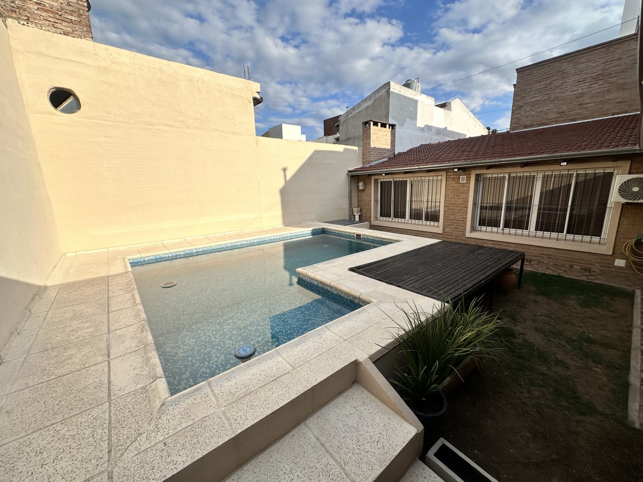 Casa en venta en Alto Alberdi - 3 dormitorios, patio con pileta y cochera doble