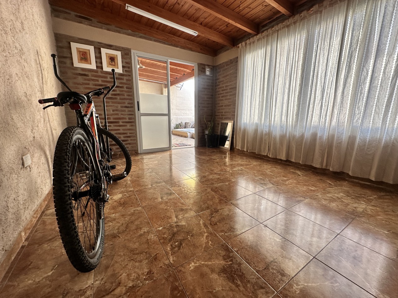 Casa en venta en Alto Alberdi - 3 dormitorios, patio con pileta y cochera doble