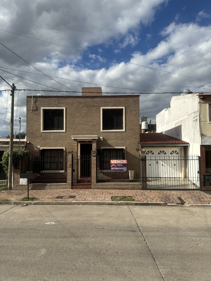 Casa en venta en Alto Alberdi - 3 dormitorios, patio con pileta y cochera doble