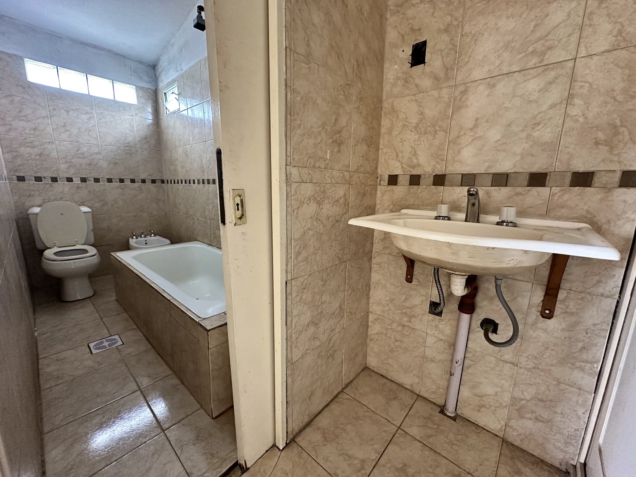 CASA EN VENTA BARRIO SAN IGNACIO 3 DORMITORIOS 2 BAÑOS OFICINA PRIVADA