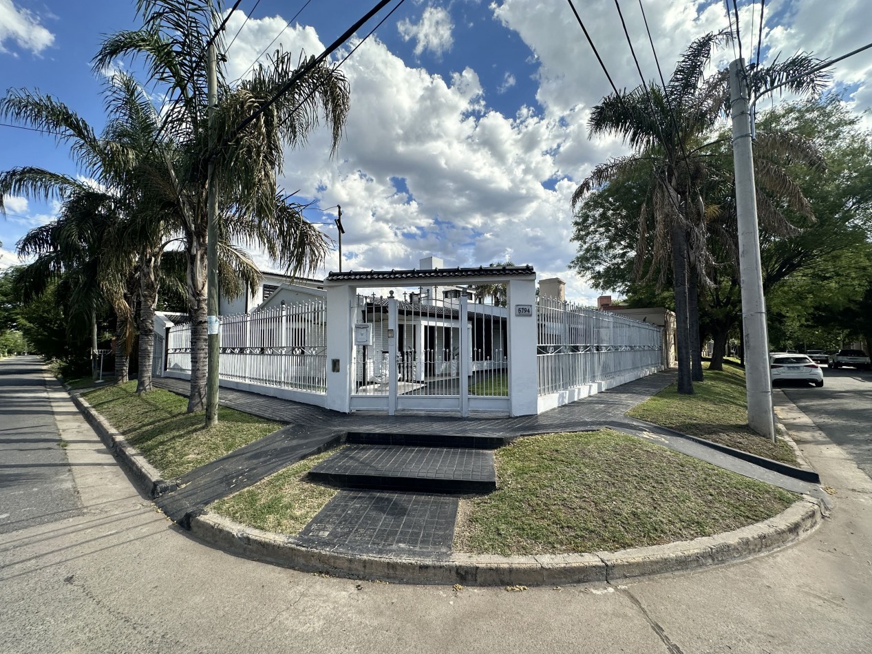 CASA EN VENTA VILLA BELGRANO IDEAL OFICINAS O CONSULTORIOS 2 DORMITORIOS SALA DE REUNION 200M2