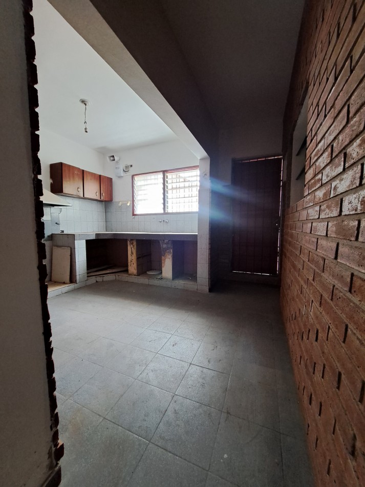 Casa en venta 3 dormitorios con patio y asador - B° Caceres - A metros de Guemes