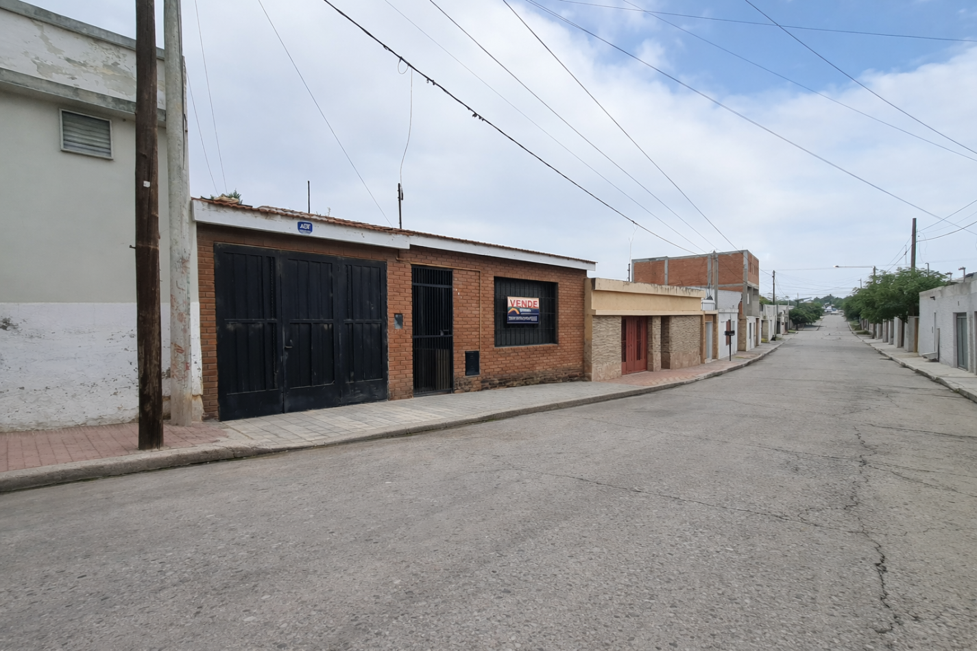 Casa en venta 3 dormitorios con patio y asador - B° Caceres - A metros de Guemes