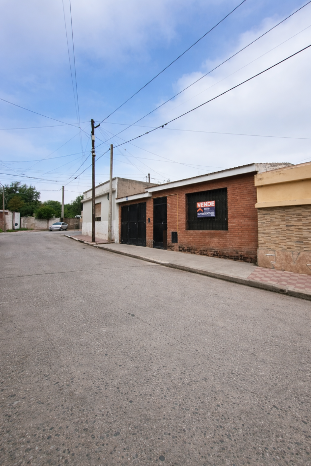 Casa en venta 3 dormitorios con patio y asador - B° Caceres - A metros de Guemes