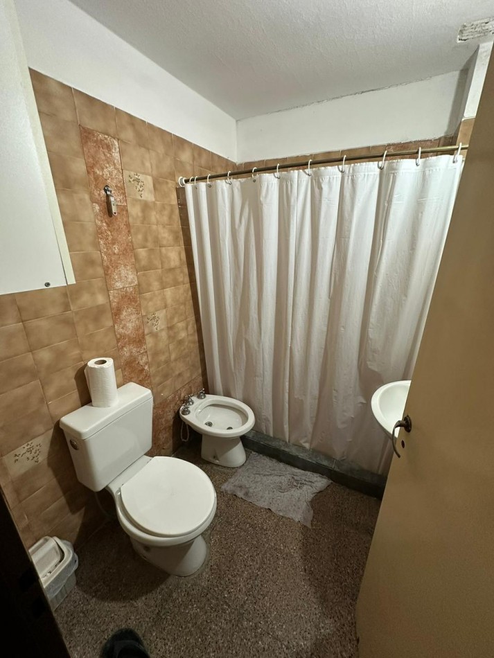 Departamento en venta 2 dormitorios con patio - Contrafrente - Sobre Av. Castro Barros