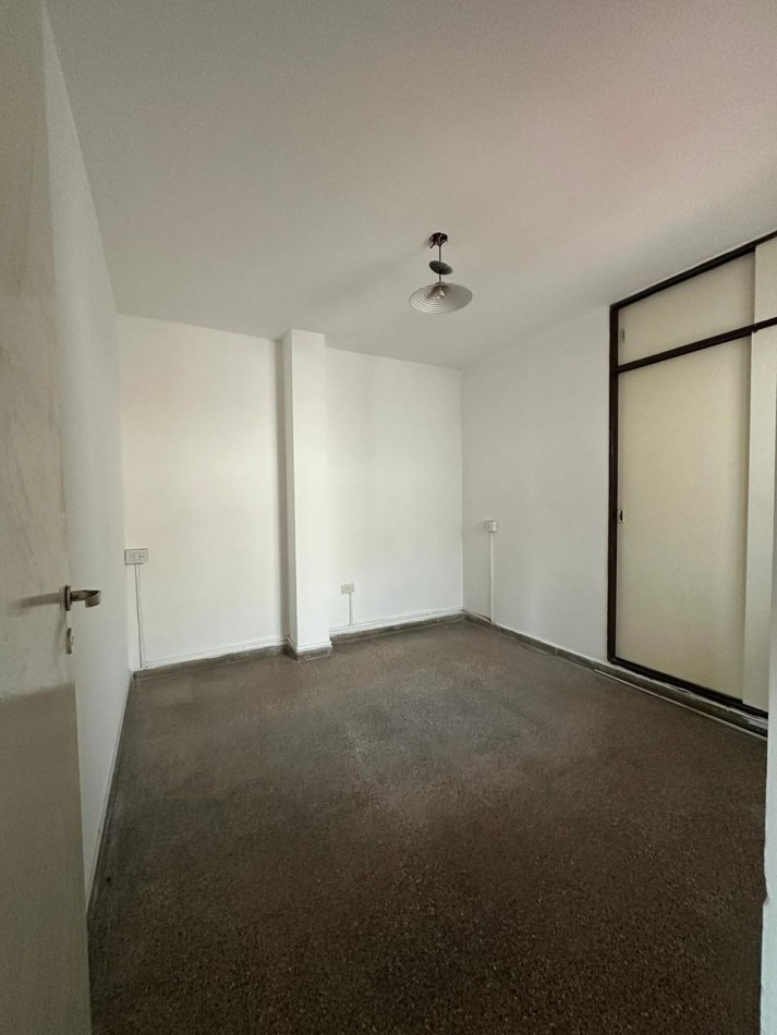 Departamento en venta 2 dormitorios con balcon y patio - Frente - Sobre Av. Castro Barros 