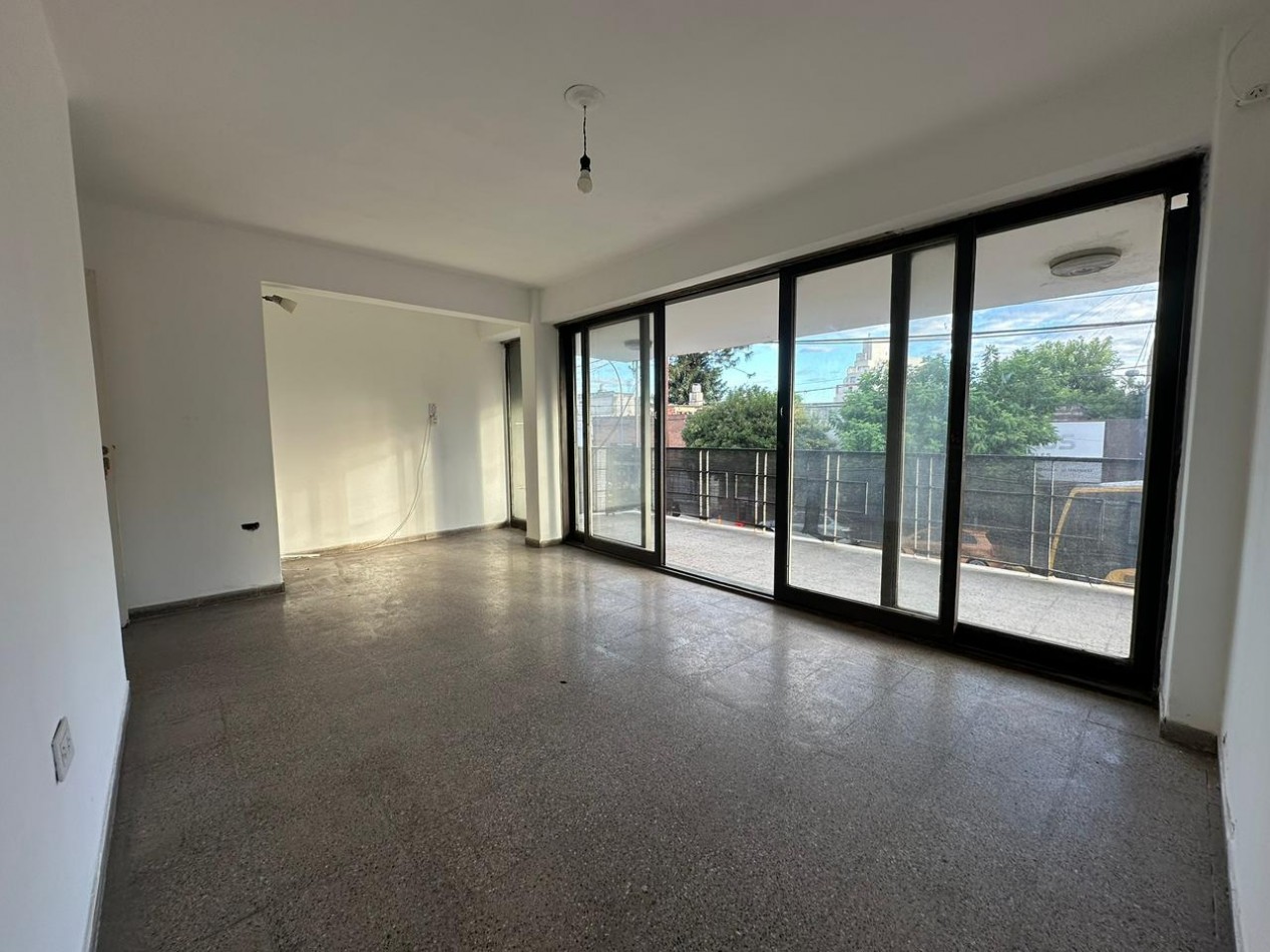Departamento en venta 2 dormitorios con balcon y patio - Frente - Sobre Av. Castro Barros 