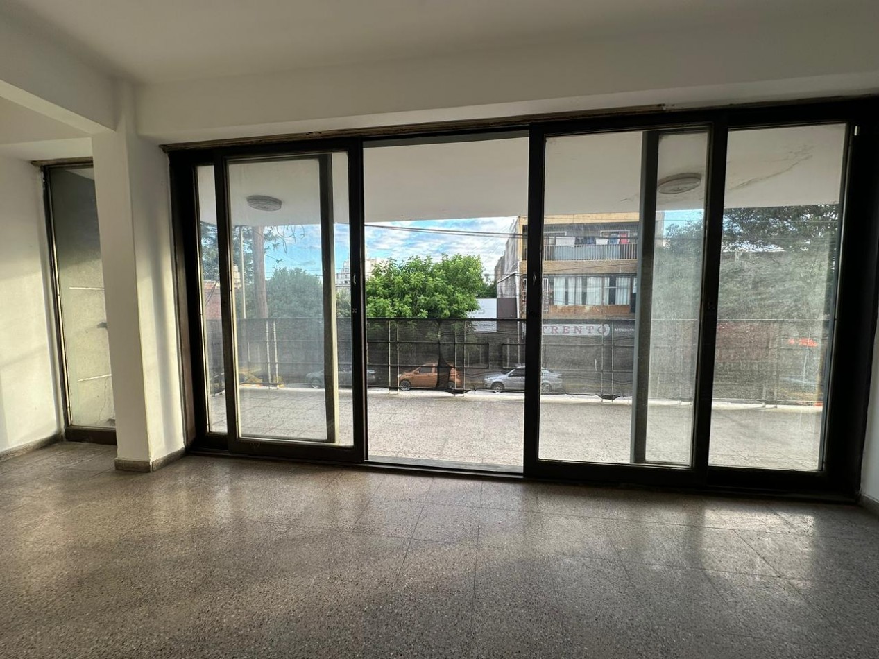 Departamento en venta 2 dormitorios con balcon y patio - Frente - Sobre Av. Castro Barros 