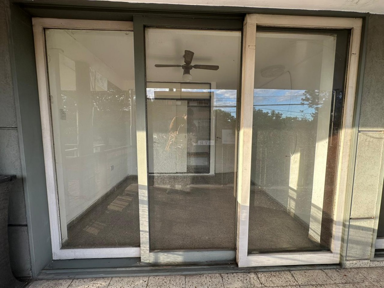 Departamento en venta 2 dormitorios con balcon y patio - Frente - Sobre Av. Castro Barros 