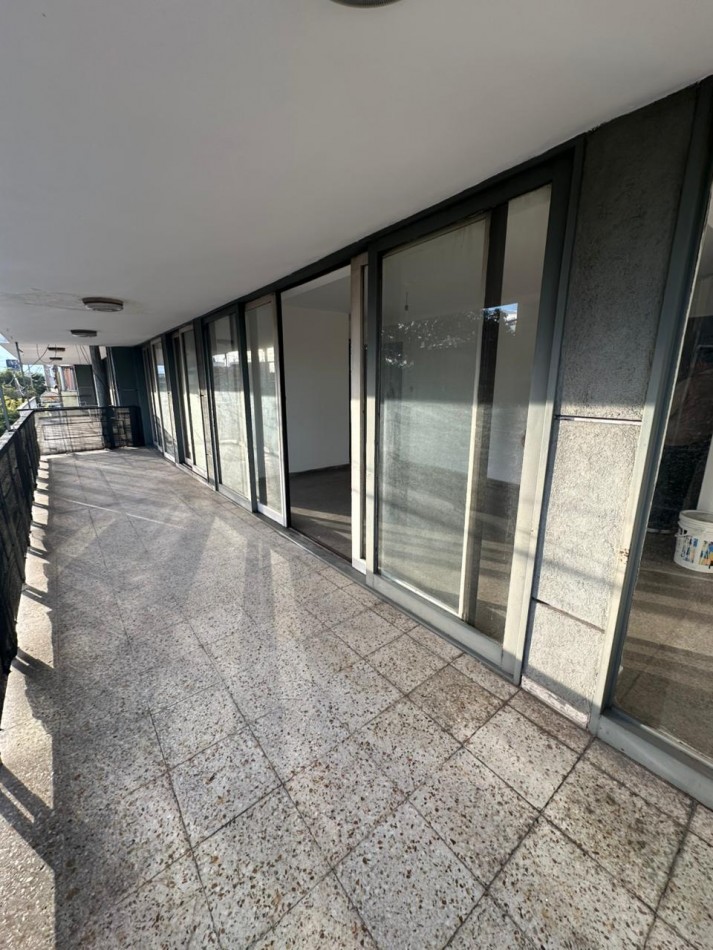 Departamento en venta 2 dormitorios con balcon y patio - Frente - Sobre Av. Castro Barros 