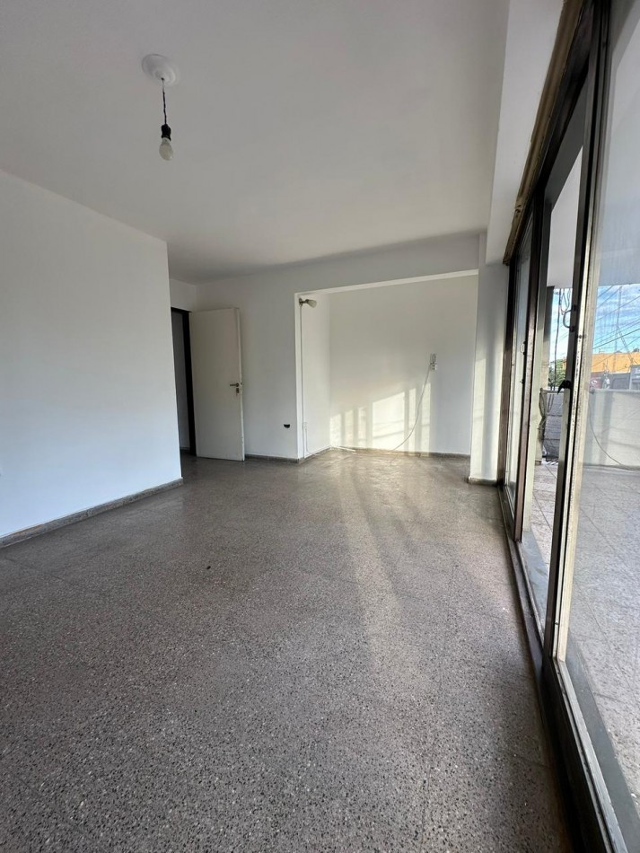 Departamento en venta 2 dormitorios con balcon y patio - Frente - Sobre Av. Castro Barros 