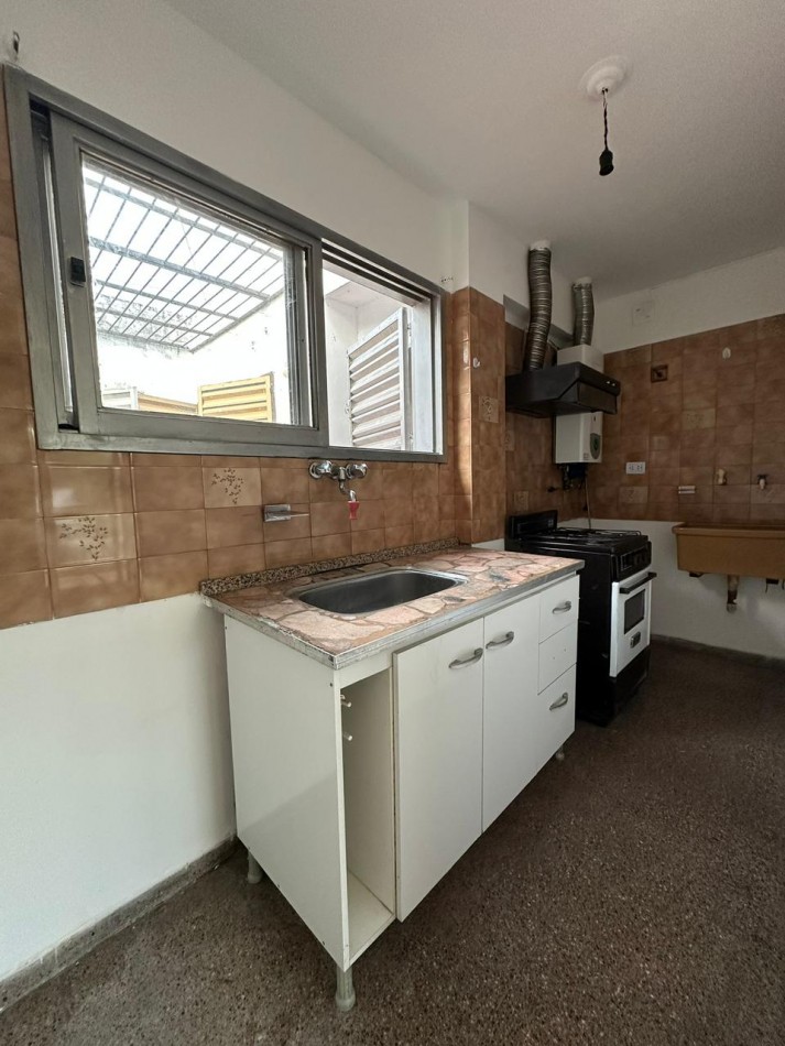 Departamento en venta 2 dormitorios con balcon y patio - Frente - Sobre Av. Castro Barros 