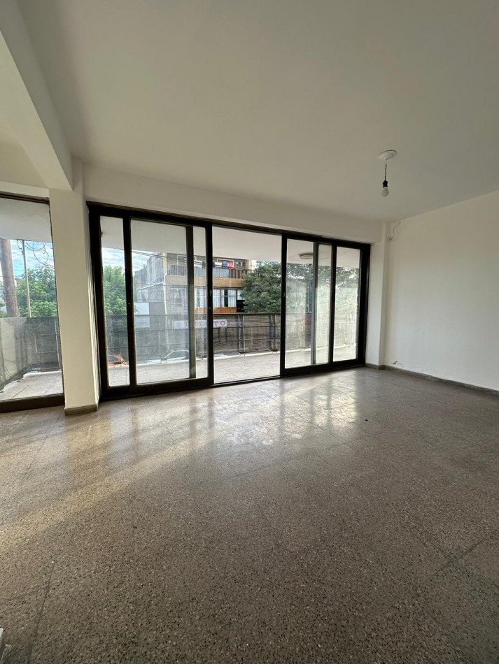 Departamento en venta 2 dormitorios con balcon y patio - Frente - Sobre Av. Castro Barros 