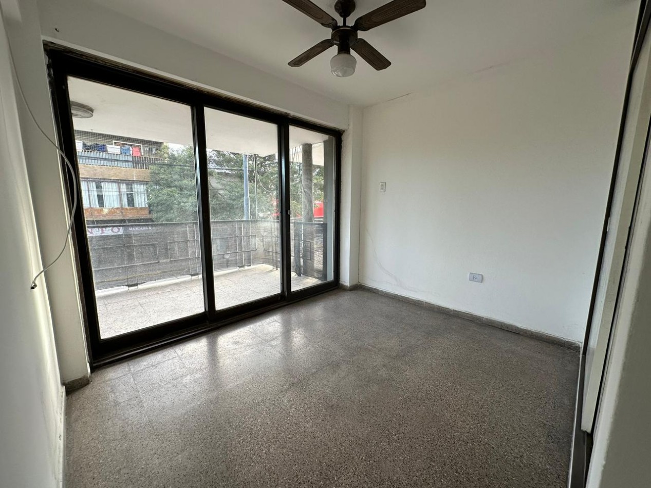 Departamento en venta 2 dormitorios con balcon y patio - Frente - Sobre Av. Castro Barros 