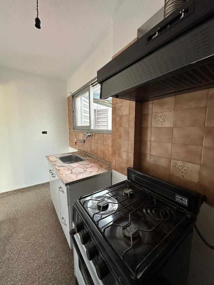 Departamento en venta 2 dormitorios con balcon y patio - Frente - Sobre Av. Castro Barros 