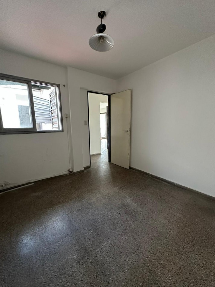 Departamento en venta 2 dormitorios con balcon y patio - Frente - Sobre Av. Castro Barros 