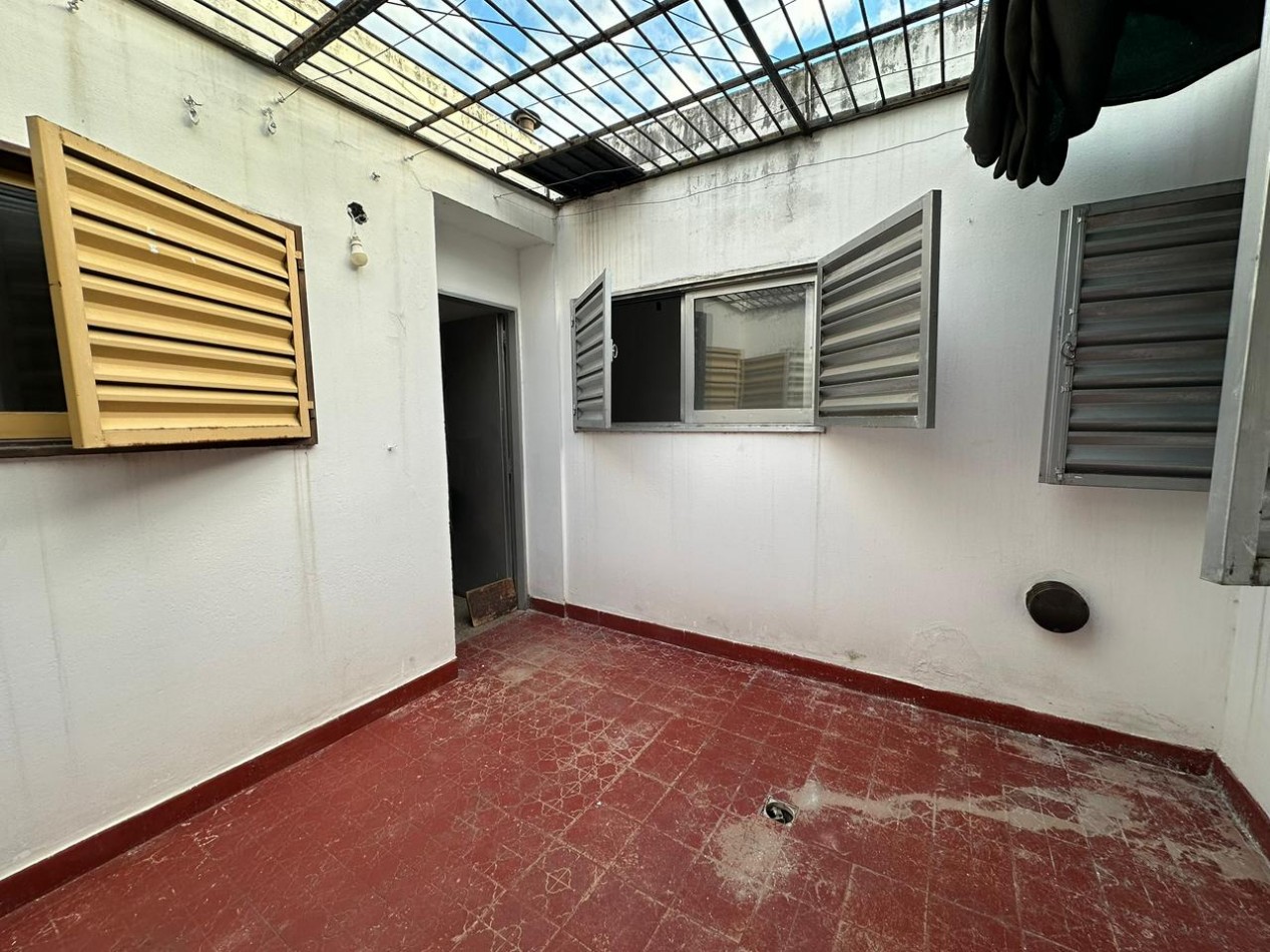 Departamento en venta 2 dormitorios con balcon y patio - Frente - Sobre Av. Castro Barros 