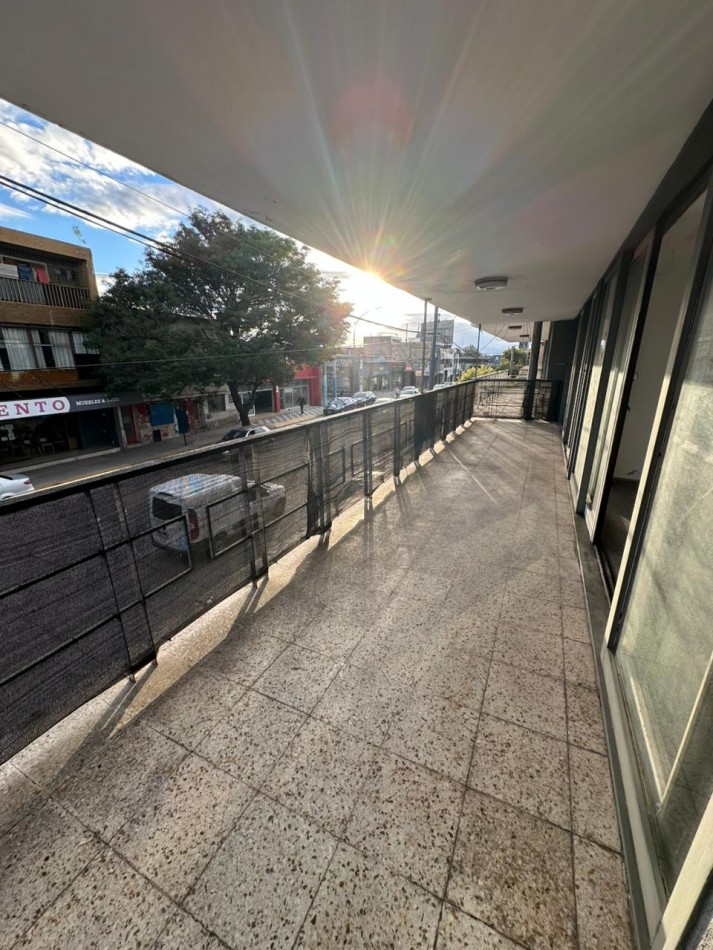 Departamento en venta 2 dormitorios con balcon y patio - Frente - Sobre Av. Castro Barros 