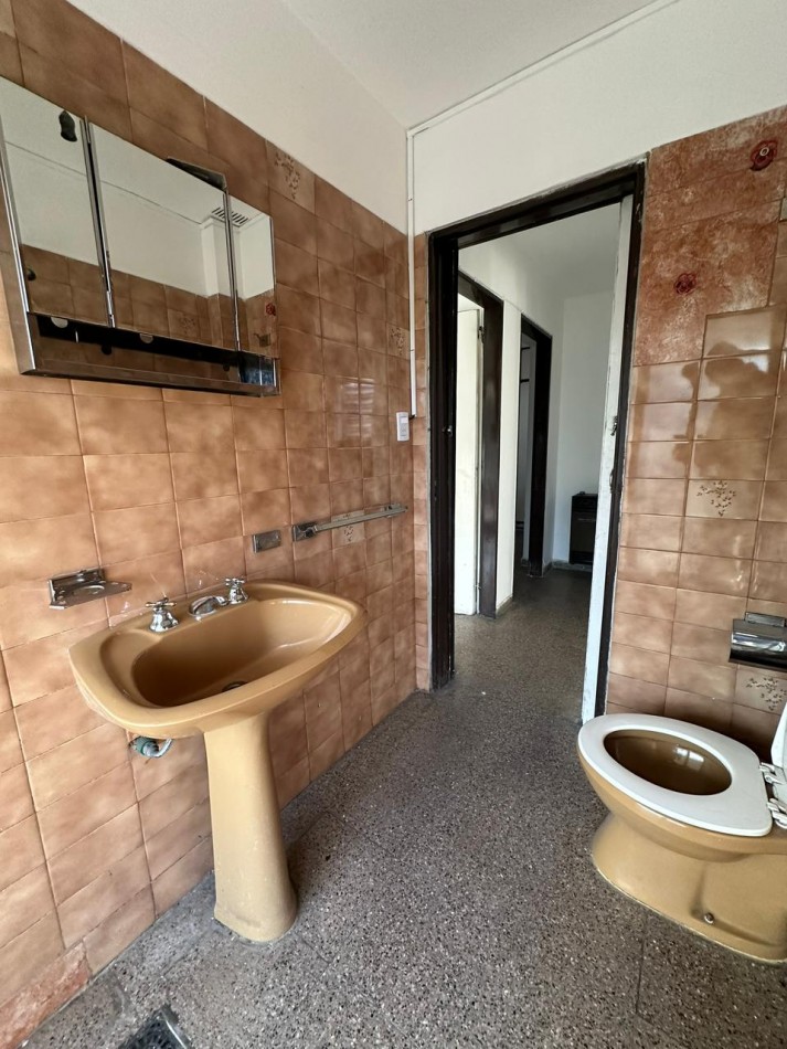 Departamento en venta 2 dormitorios con balcon y patio - Frente - Sobre Av. Castro Barros 
