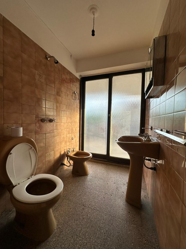 Departamento en venta 2 dormitorios con balcon y patio - Frente - Sobre Av. Castro Barros 