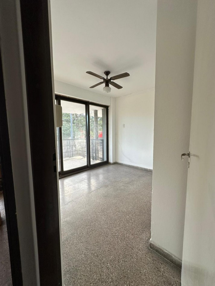 Departamento en venta 2 dormitorios con balcon y patio - Frente - Sobre Av. Castro Barros 