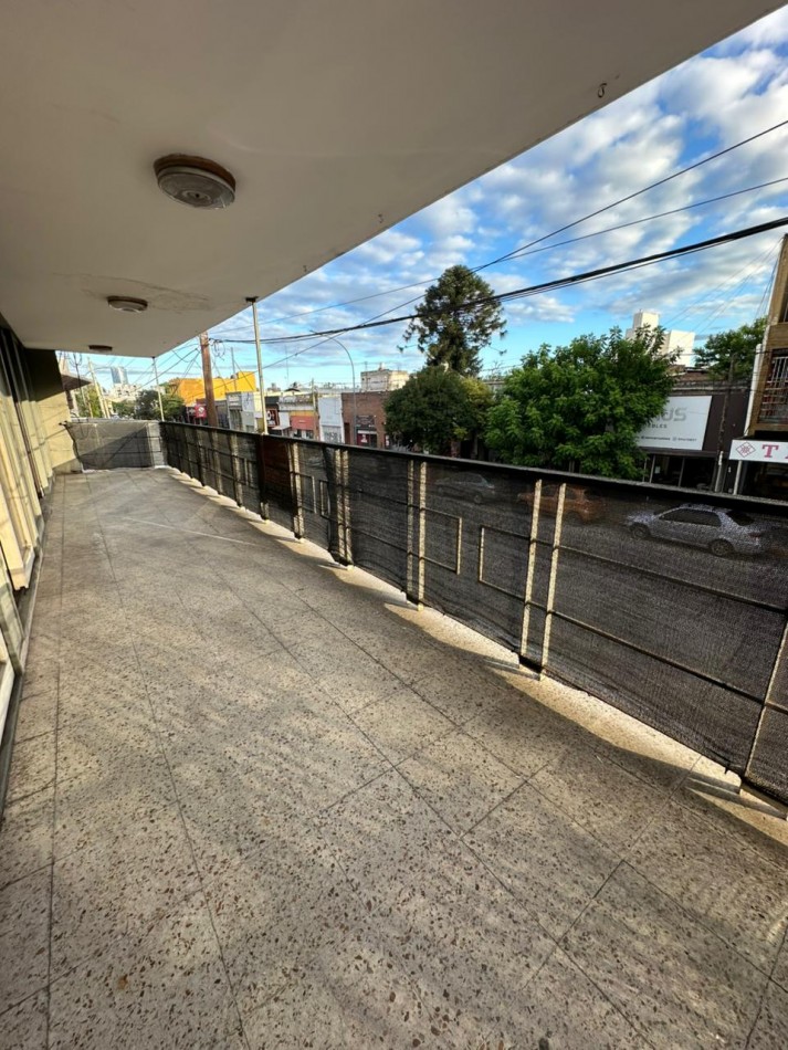 Departamento en venta 2 dormitorios con balcon y patio - Frente - Sobre Av. Castro Barros 