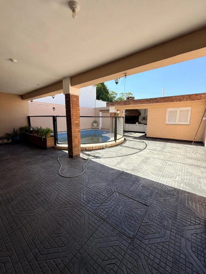 Casa en venta en Barrio Maipu - 3 dormitorios, pileta y 4 baños 
