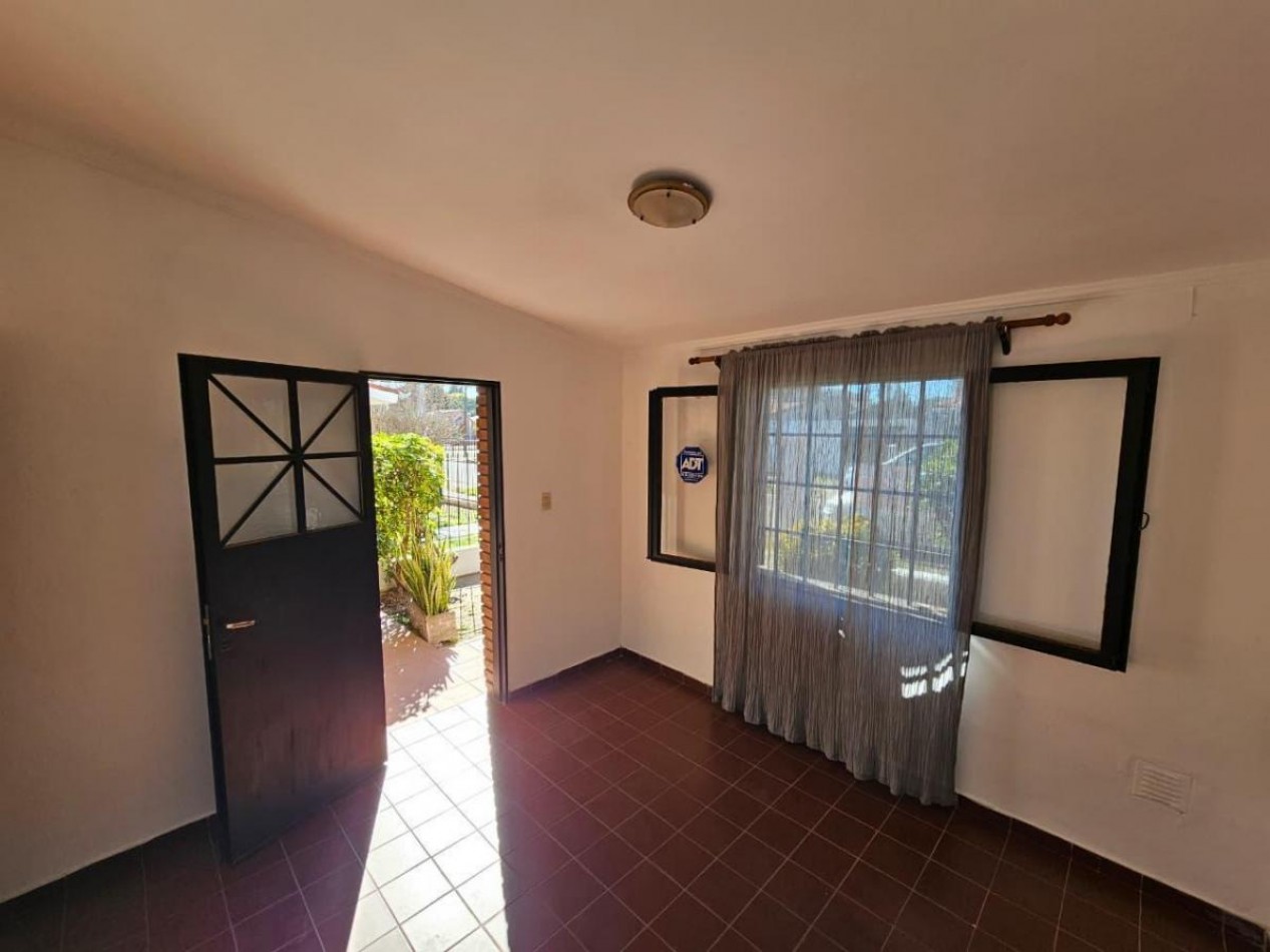 Casa en venta en Marques de Sobremonte - 3 dormitorios, patio y cochera doble | APTA CREDITO