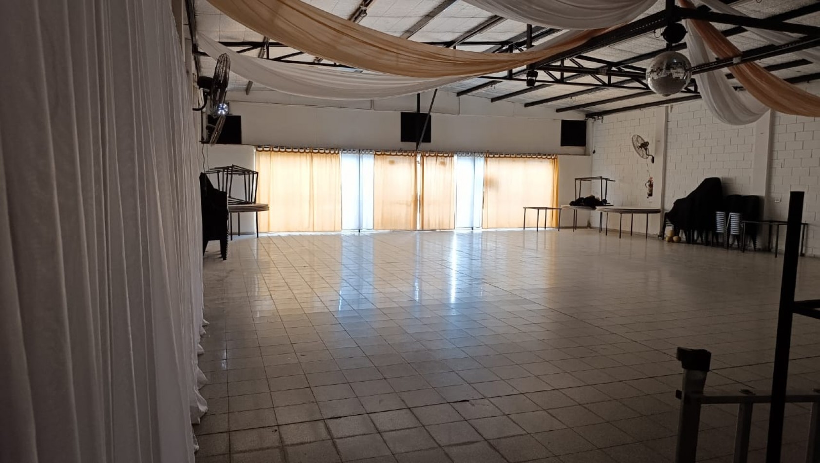 Propiedad comercial en venta en Barrio Policial - Ideal salon de fiestas o iglesia