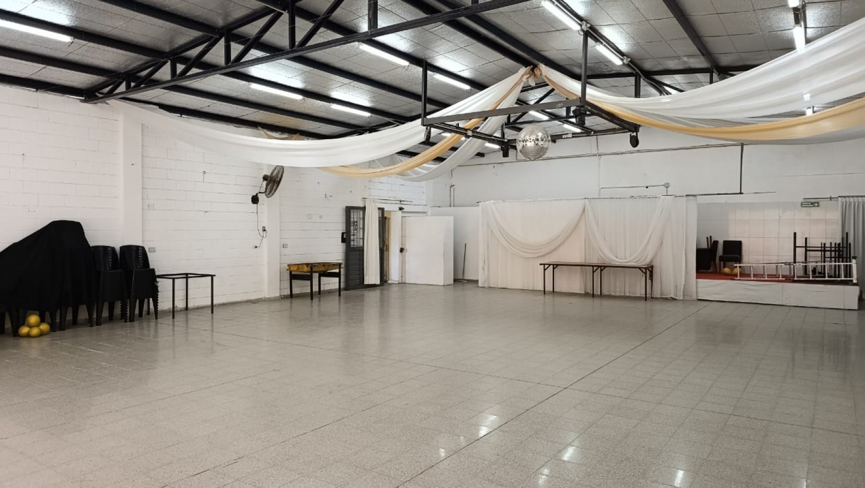 Propiedad comercial en venta en Barrio Policial - Ideal salon de fiestas o iglesia