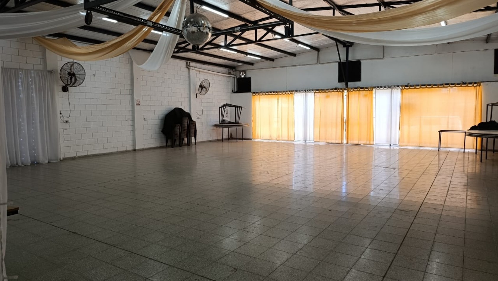 Propiedad comercial en venta en Barrio Policial - Ideal salon de fiestas o iglesia