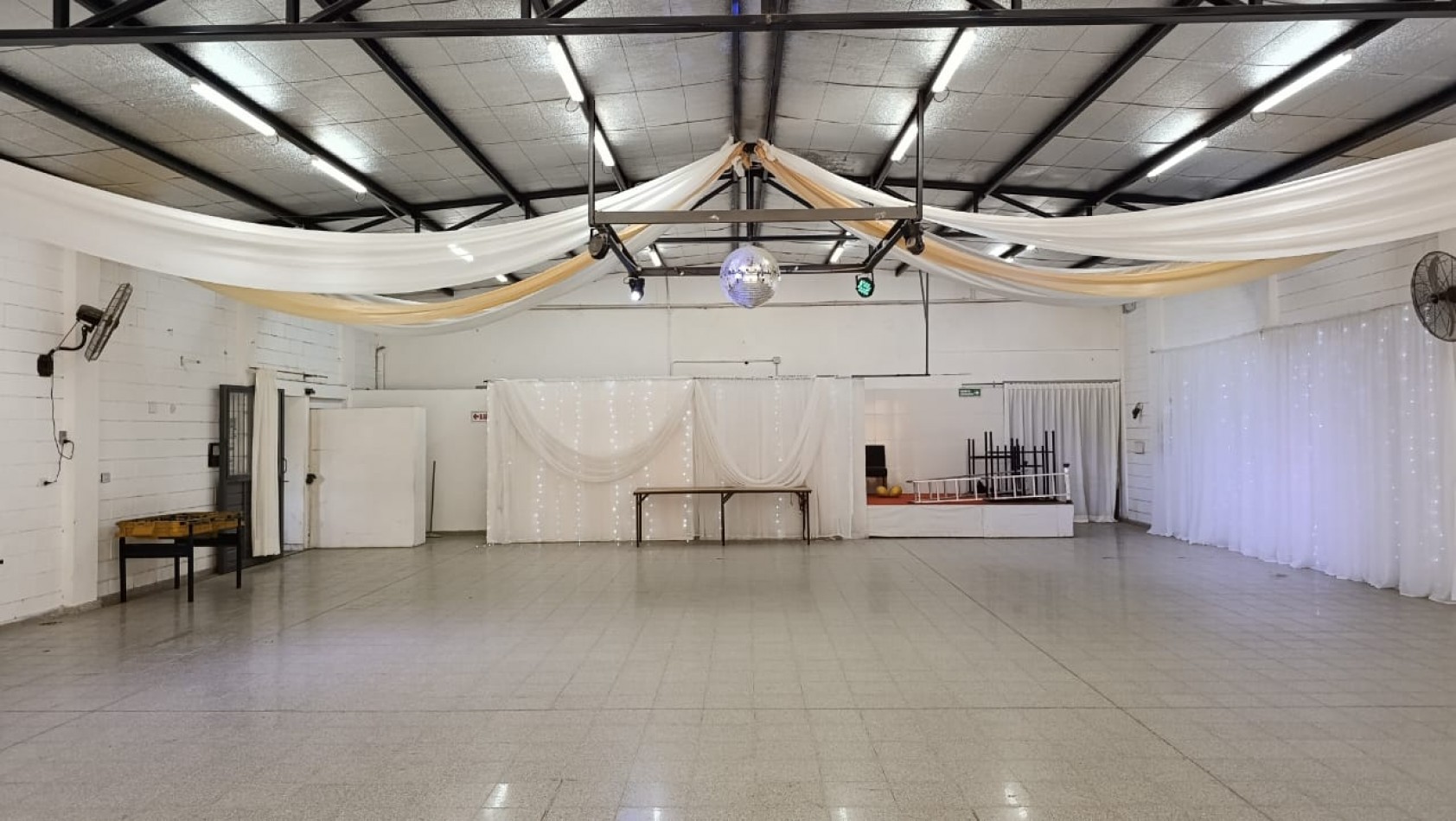 Propiedad comercial en venta en Barrio Policial - Ideal salon de fiestas o iglesia