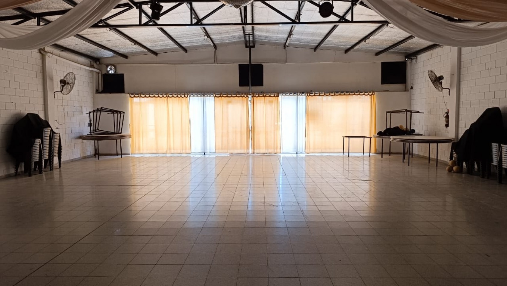 Propiedad comercial en venta en Barrio Policial - Ideal salon de fiestas o iglesia