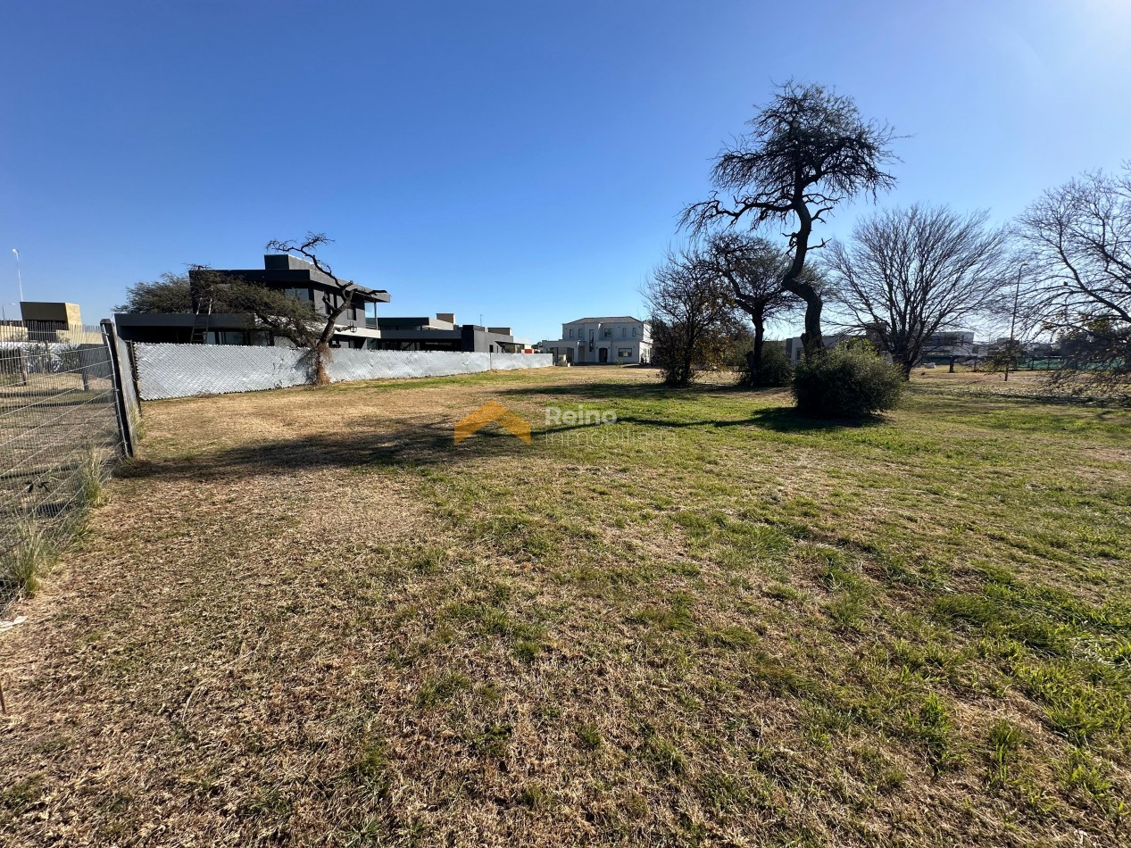 EXCLUSIVO LOTE EN BARRIO SIETE SOLES - 900M2 - SEGURIDAD 24HS - AMENITIES